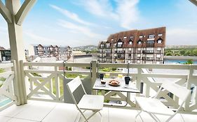 Elégance&Confort, Proche place Morny, 3 Pièces, 2 Sdb, 2 WC, Balcon, Parking, Wifi ultra haut-débit, tout à pied